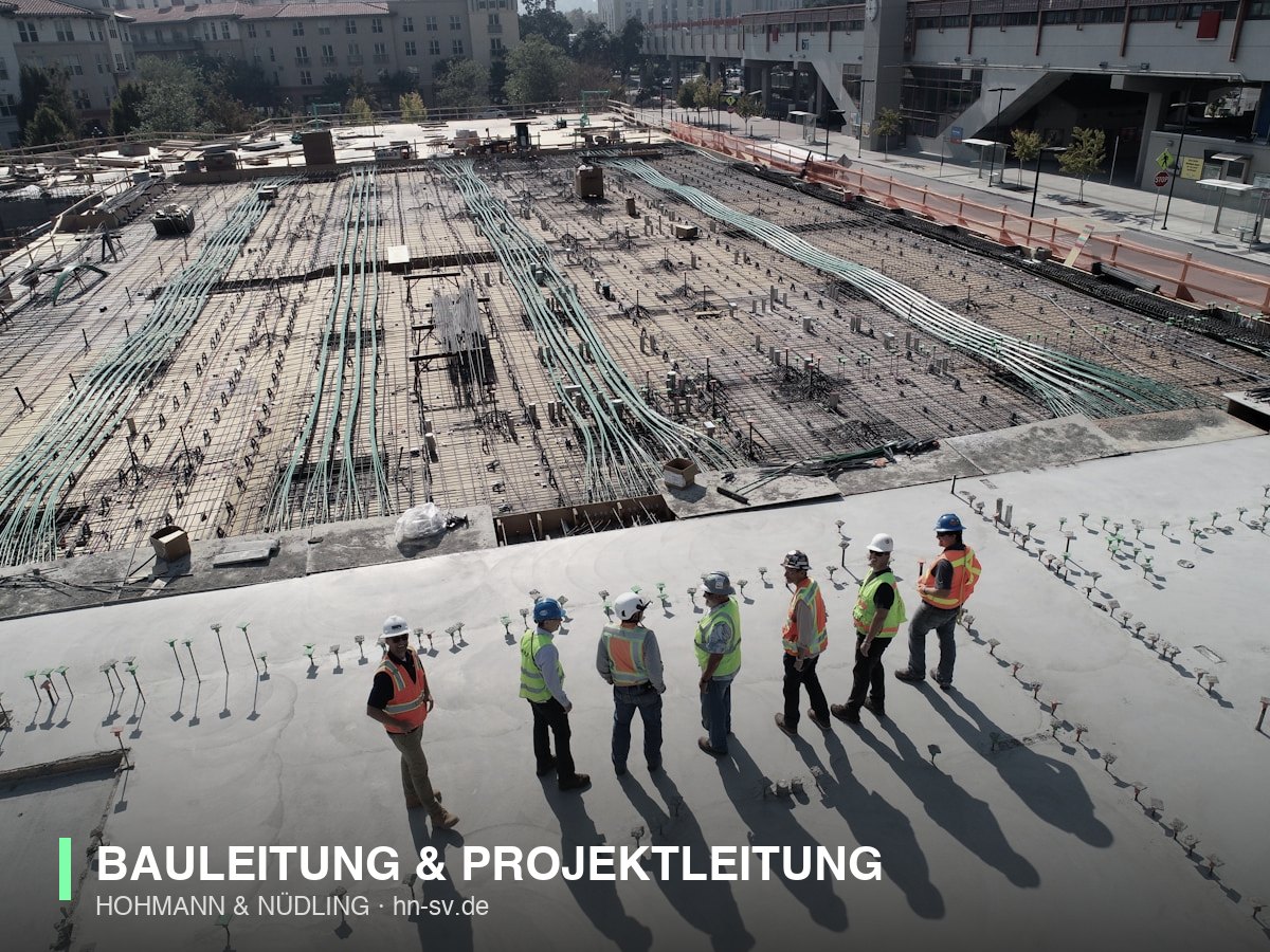 Bauarbeiter mit Schutzhelm auf einer Großbaustelle