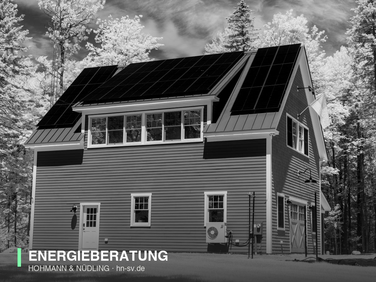 Modernes Wohnhaus mit Solaranlage auf dem Dach