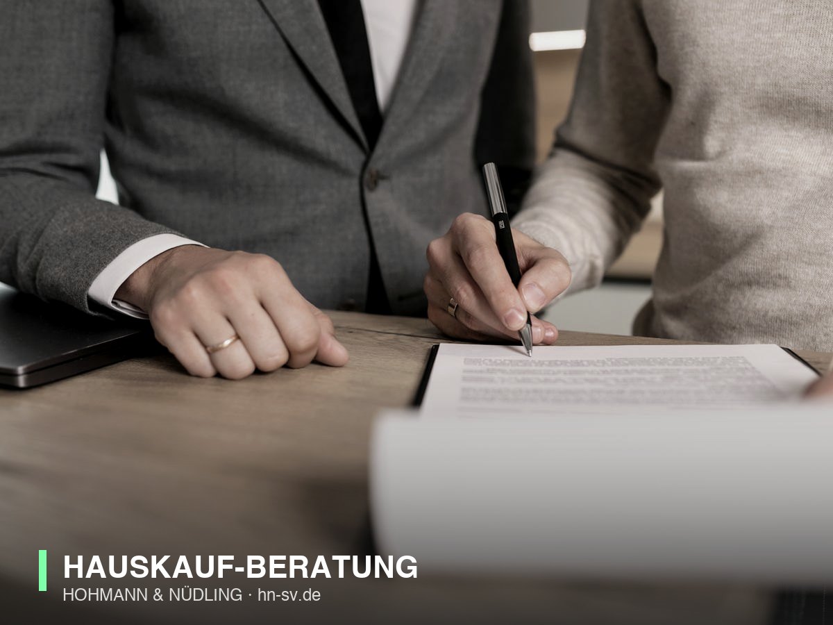 Paar bei der Besichtigung eines Einfamilienhauses