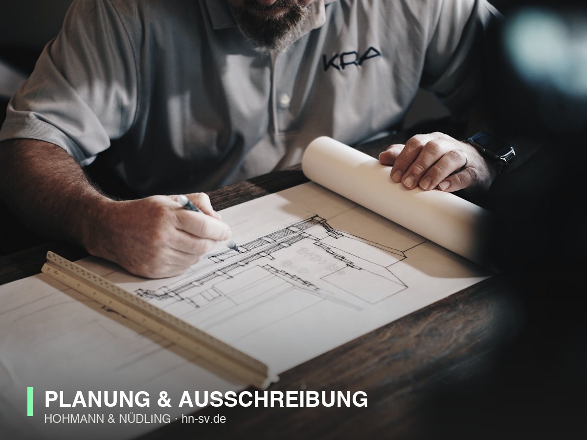 Architekt arbeitet an einem detaillierten Bauplan