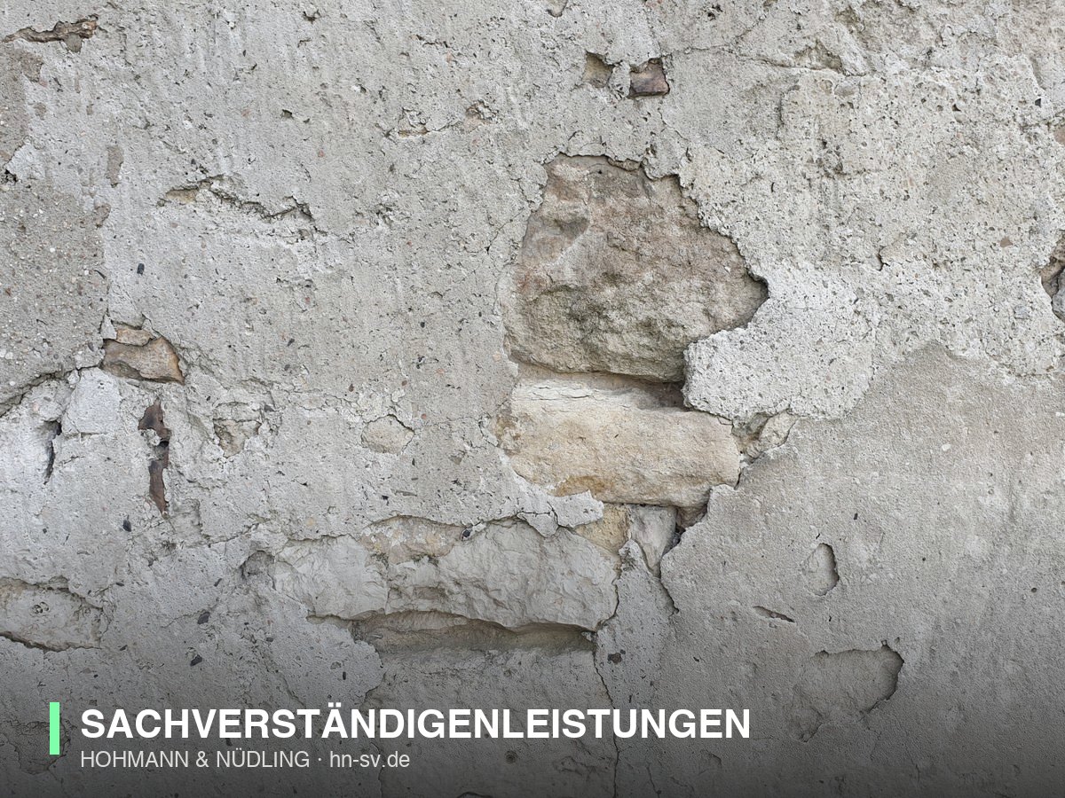 Riss und Schaden in einer verputzten Hauswand